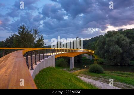 Deutschland, Baden-Württemberg, Neckartenzlingen, die im Juli 2017 eröffnete Fußgänger- und Radwegebrücke ist eine 3-Felder-Blockträgerbrücke aus Leimholz. Der Neckartal-Radweg überquert den Neckar auf der 96 m langen Brücke. Holzverbrauch ca. 230 m3, CO2 Rest ca. 230 Tonnen Stockfoto