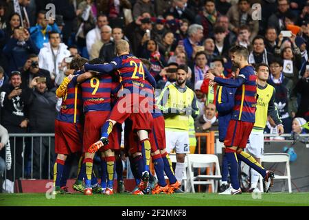 Andres Iniesta FC Barcelona feiert mit seinen Teamkollegen nach dem dritten Tor seiner Mannschaft beim Fußballspiel der spanischen Meisterschaft Liga zwischen Real Madrid CF und FC Barcelona am 21. November 2015 im Santiago Bernabeu Stadion in Madrid, Spanien. Foto: Manuel Blondau/AOP Press/DPPI Stockfoto