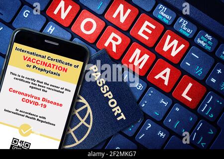 Smartphone digital COVID-19 App Zertifizierung im Reisepass als Nachweis der Impfung für neue normale Reisen während Pandemie. Tastaturhintergrund rot Stockfoto
