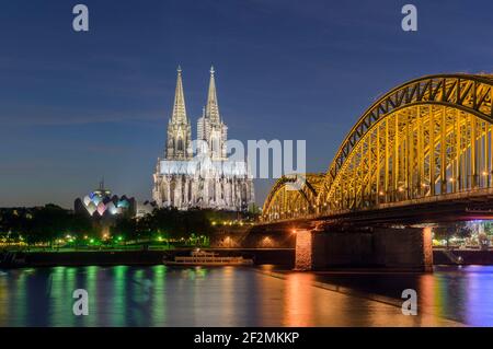 Deutschland, Nordrhein-Westfalen, Köln, Hohenzollernbrücke über den Rhein, Blick auf den Kölner Dom, Sonnenuntergang, Abendstimmung. Stockfoto