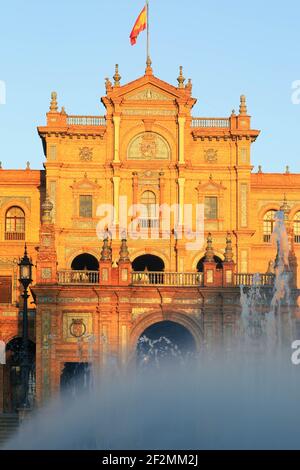 Schöner Brunnen vor dem Haupteingang der Plaza de Espana in Sevilla, Spanien Stockfoto