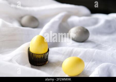 Bio natürlich gefärbte gelbe und graue Ostereier. Stockfoto