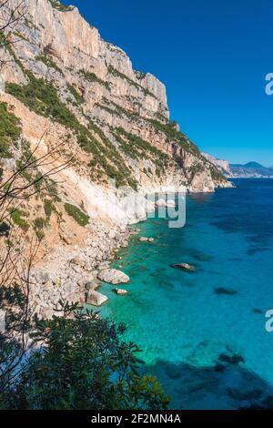 Panoramablick auf die Küste bei Cala Goloritzè, im Golf von Orosei (Sardinien, Italien) Stockfoto