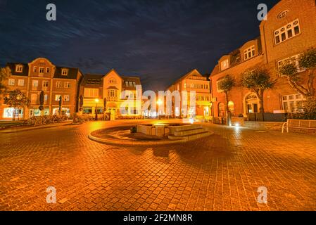 Brunnen auf der Sandwand in der blauen Stunde, Wyk auf Föhr, Schleswig-Holstein Stockfoto