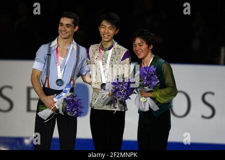 (Von L bis R) Javier Fernandez aus Spanien, Yuzuru Hanyu aus Japan und Shoma Uno aus Japan feiern auf dem Podium während des Men Free Programms beim ISU Eiskunstlauf Grand Prix Finale 2015-2016, im Barcelona Convention Center, in Barcelona, Spanien, am 12. Dezember 2015.Foto: Manuel Blondau/AOP.Press/DPPI Stockfoto