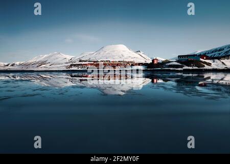 Reflexion von Longyearbyen (Stadt), Arktis, Spitzbergen und Jan Mayen, Europäischer Wirtschaftsraum Stockfoto