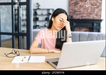 Unglückliche Geschäftsfrau sitzen am Schreibtisch zu Hause, fühlen sich deprimiert, ohne Job-Inspiration, mit der Arbeit verzweifelt, Einschlafen oder Nickerchen am Arbeitsplatz, tötete ihre Karriere, Mangel an Ideen der professionellen Arbeitnehmer Stockfoto