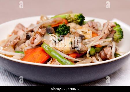 Eine Portion Hacken mit Brokkoli, Blumenkohl, Karotte, grünen Bohnen und Pilzen Stockfoto