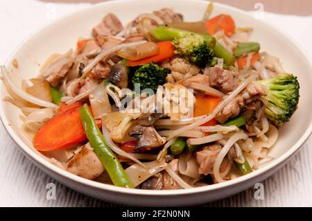 Eine Portion Gemüse-beladenes Hühnchen hackt Stockfoto