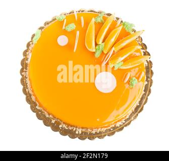 Köstliche glasierte Orangenkuchen. Dekoriert mit Orange und weißer Schokolade in Scheiben. Isoliert auf weißem Hintergrund. Stockfoto