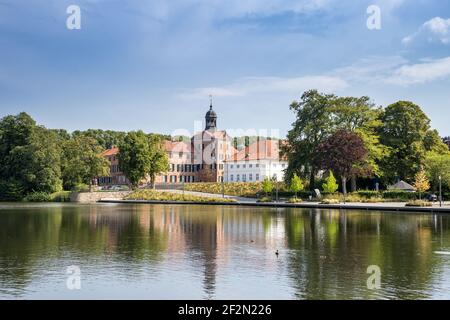 See und Schloss Eutin zwischen Bäumen im Sommer, Deutschland, Europa Stockfoto