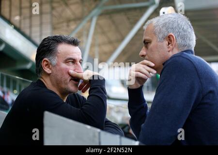 Saint-Etienne der französische Trainer Christophe Galtier blickt vor dem Fußballspiel der UEFA Europa League zwischen AS Saint-Etienne und Manchester United am 22. Februar 2017 im Geoffroy-Guichard-Stadion in Saint-Etienne, Frankreich, mit dem portugiesischen Manager Jose Mourinho von Manchester United ins Gespräch - Foto Benjamin Cremel / DPPI Stockfoto