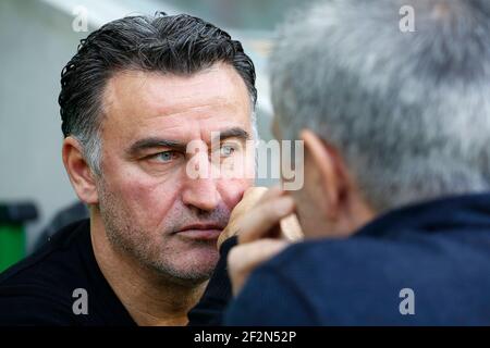 Saint-Etienne der französische Trainer Christophe Galtier blickt vor dem Fußballspiel der UEFA Europa League zwischen AS Saint-Etienne und Manchester United am 22. Februar 2017 im Geoffroy-Guichard-Stadion in Saint-Etienne, Frankreich, mit dem portugiesischen Manager Jose Mourinho von Manchester United ins Gespräch - Foto Benjamin Cremel / DPPI Stockfoto