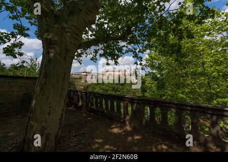 Blick auf die Festung Marienberg von der Wallfahrtskirche der Heimsuchung oder im Volksmund Käppele auf dem Nikolausberg über der Stadt Würzburg, Unterfranken, Franken, Bayern, Deutschland Stockfoto