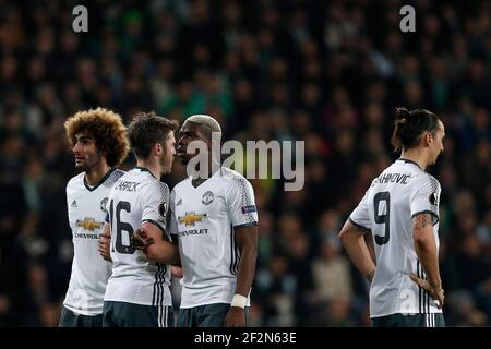 Der belgische Mittelfeldspieler Marouane Fellaini von Manchester United und der französische Mittelfeldspieler Paul Pogba von Manchester United schauen während des Fußballspiels der UEFA Europa League zwischen AS Saint-Etienne und Manchester United am 22. Februar 2017 im Geoffroy-Guichard-Stadion in Saint-Etienne, Frankreich - Foto Benjamin Cremel / DPPI Stockfoto