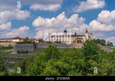 Blick auf die Festung Marienberg von der Wallfahrtskirche der Heimsuchung oder im Volksmund Käppele auf dem Nikolausberg über der Stadt Würzburg, Unterfranken, Franken, Bayern, Deutschland Stockfoto