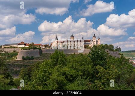 Blick auf die Festung Marienberg von der Wallfahrtskirche der Heimsuchung oder im Volksmund Käppele auf dem Nikolausberg über der Stadt Würzburg, Unterfranken, Franken, Bayern, Deutschland Stockfoto