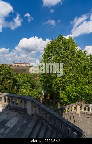 Blick auf die Festung Marienberg von der Wallfahrtskirche der Heimsuchung oder im Volksmund Käppele auf dem Nikolausberg über der Stadt Würzburg, Unterfranken, Franken, Bayern, Deutschland Stockfoto