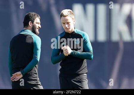 Barcelonas türkischer Mittelfeldspieler Arda Turan und Barcelonas kroatischer Mittelfeldspieler Ivan Rakitic sprechen während des Pre-Match Trainings und der Pressekonferenz vor dem UEFA Champions League Fußballspiel zwischen dem FC Barcelona und Paris Saint-Germain am 7. März 2017 in Barcelona, Spanien - Foto Benjamin Cremel / DPPI Stockfoto