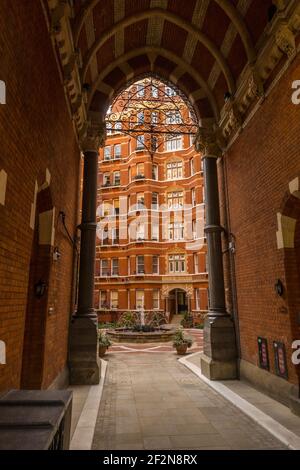 Der Eingang und der Innenhof der Artillery Mansions Victoria st, Westminster London. Stockfoto