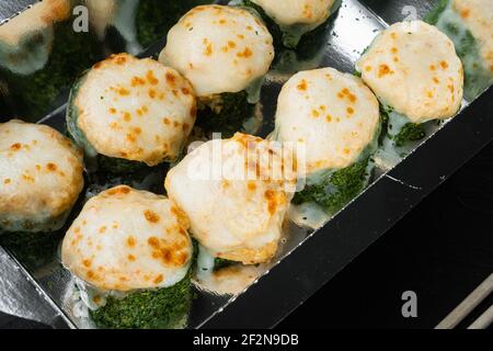 Sushi Roll Delivery Set, auf schwarzem Stein Hintergrund Stockfoto