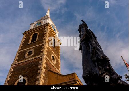 Blick auf den Turm der St. Georges Kirche Gravesend Kent mit der Statue der Prinzessin Pocahontas im Vordergrund Stockfoto