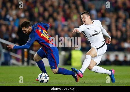 Barcelonas argentinischer Stürmer Lionel Messi steht mit dem deutschen Stürmer Julian Draxler von Paris Saint-Germain während des UEFA Champions League Fußballspiels zwischen dem FC Barcelona und Paris Saint-Germain am 8. März 2017 im Camp Nou Stadion in Barcelona, Spanien - Foto Benjamin Cremel / DPPI Stockfoto