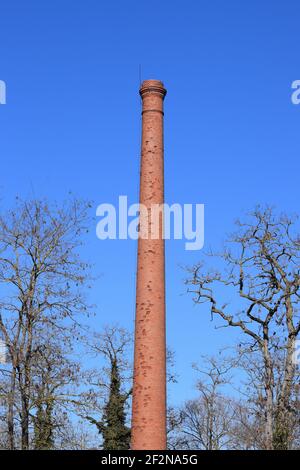 Ein großer, freistehender, stillstehender Industriekamin Stockfoto