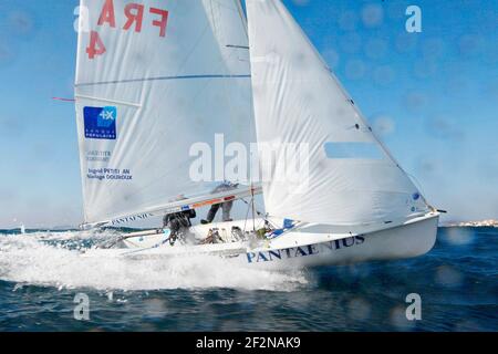 SEGELN - 470 TRAINING - MARSEILLE (FRA) - 18/02/2011 - FOTO : CHRISTOPHE LAUNAY / DPPI - INGRID PETITJEAN UND NADEGE DOUROUX (FRA) Stockfoto