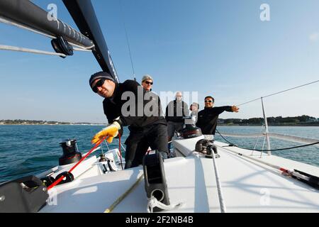 SEGELN - GROUPAMA M34 TRAINING - LA TRINITE SUR MER (FRA) - 20/04/2011 - FOTO : CHRISTOPHE LAUNAY / DPPITrainingseinheit für Franck Cammas und Groupama Sailing Team am M34 vor dem SPI Ouest Stockfoto