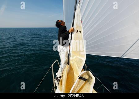 SEGELN - GROUPAMA M34 TRAINING - LA TRINITE SUR MER (FRA) - 20/04/2011 - FOTO : CHRISTOPHE LAUNAY / DPPITrainingseinheit für Franck Cammas und Groupama Sailing Team am M34 vor dem SPI Ouest Stockfoto