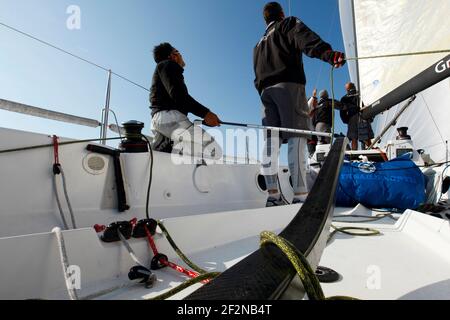 SEGELN - GROUPAMA M34 TRAINING - LA TRINITE SUR MER (FRA) - 20/04/2011 - FOTO : CHRISTOPHE LAUNAY / DPPITrainingseinheit für Franck Cammas und Groupama Sailing Team am M34 vor dem SPI Ouest Stockfoto