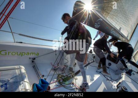 SEGELN - GROUPAMA M34 TRAINING - LA TRINITE SUR MER (FRA) - 20/04/2011 - FOTO : CHRISTOPHE LAUNAY / DPPITrainingseinheit für Franck Cammas und Groupama Sailing Team am M34 vor dem SPI Ouest Stockfoto