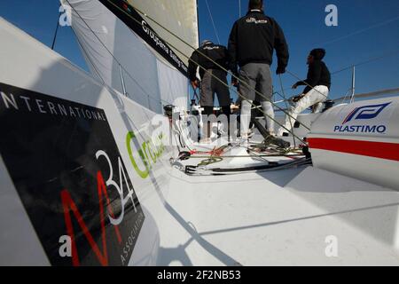 SEGELN - GROUPAMA M34 TRAINING - LA TRINITE SUR MER (FRA) - 20/04/2011 - FOTO : CHRISTOPHE LAUNAY / DPPITrainingseinheit für Franck Cammas und Groupama Sailing Team am M34 vor dem SPI Ouest Stockfoto