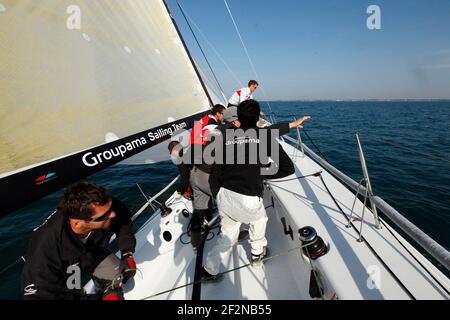 SEGELN - GROUPAMA M34 TRAINING - LA TRINITE SUR MER (FRA) - 20/04/2011 - FOTO : CHRISTOPHE LAUNAY / DPPITrainingseinheit für Franck Cammas und Groupama Sailing Team am M34 vor dem SPI Ouest Stockfoto