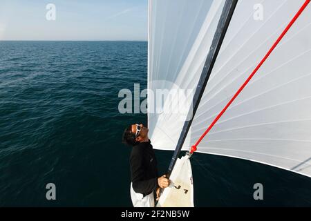 SEGELN - GROUPAMA M34 TRAINING - LA TRINITE SUR MER (FRA) - 20/04/2011 - FOTO : CHRISTOPHE LAUNAY / DPPITrainingseinheit für Franck Cammas und Groupama Sailing Team am M34 vor dem SPI Ouest Stockfoto
