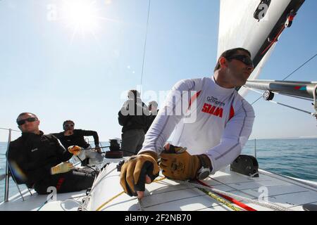 SEGELN - GROUPAMA M34 TRAINING - LA TRINITE SUR MER (FRA) - 20/04/2011 - FOTO : CHRISTOPHE LAUNAY / DPPITrainingseinheit für Franck Cammas und Groupama Sailing Team am M34 vor dem SPI Ouest Stockfoto