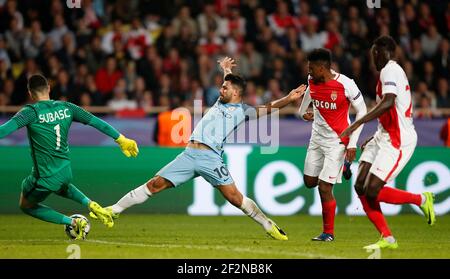 Manchester Citys argentinischer Stürmer Sergio Aguero kontrolliert den Ball während des UEFA Champions League Fußballspiels zwischen AS Monaco und Manchester City am 15. März 2017 im Louis II Stadion in Monaco - Foto Benjamin Cremel / DPPI Stockfoto