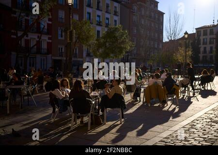 Madrid, Madrid, Spanien. März 2021, 12th. Am 12. März 2021 sitzen Menschen auf der Terrasse einer Bar in Madrid.Jugendliche aus europäischen Ländern, vor allem aus Frankreich, strömen in das Herz von Madrid, packen die Terrassen von Cafés, wandern durch modische Straßen und buchen Airbnbs Credit: Jack Abuin/ZUMA Wire/Alamy Live News Stockfoto