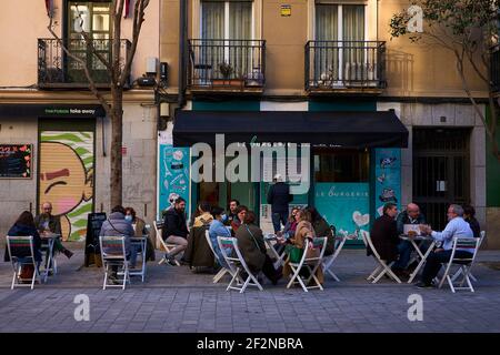 Madrid, Madrid, Spanien. März 2021, 12th. Am 12. März 2021 sitzen Menschen auf der Terrasse einer Bar in Madrid.Jugendliche aus europäischen Ländern, vor allem aus Frankreich, strömen in das Herz von Madrid, packen die Terrassen von Cafés, wandern durch modische Straßen und buchen Airbnbs Credit: Jack Abuin/ZUMA Wire/Alamy Live News Stockfoto