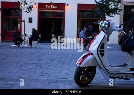 Madrid, Madrid, Spanien. März 2021, 12th. Am 12. März 2021 sitzen Menschen auf der Terrasse einer Bar in Madrid.Jugendliche aus europäischen Ländern, vor allem aus Frankreich, strömen in das Herz von Madrid, packen die Terrassen von Cafés, wandern durch modische Straßen und buchen Airbnbs Credit: Jack Abuin/ZUMA Wire/Alamy Live News Stockfoto