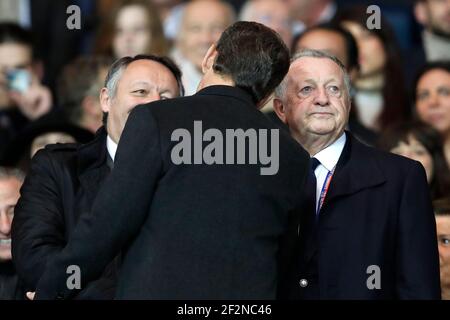 Der französische Präsident von Lyon, Jean-Michel Aulas, spricht mit dem ehemaligen französischen Präsidenten Nicolas Sarkozy während des Fußballspiels der französischen Ligue 1 zwischen Paris Saint-Germain und Olympique Lyonnais am 19. März 2017 im Stadion Parc des Princes in Paris, Frankreich - Foto Benjamin Cremel / DPPI Stockfoto