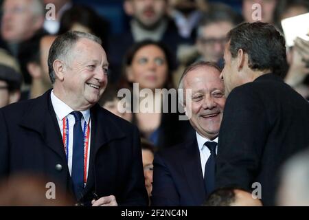 Der französische Präsident von Lyon, Jean-Michel Aulas, begrüßt den ehemaligen französischen Präsidenten Nicolas Sarkozy während des französischen Fußballspiels der Ligue 1 zwischen Paris Saint-Germain und Olympique Lyonnais am 19. März 2017 im Stadion Parc des Princes in Paris, Frankreich - Foto Benjamin Cremel / DPPI Stockfoto