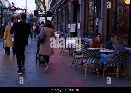 Madrid, Madrid, Spanien. März 2021, 12th. Am 12. März 2021 sitzen Menschen auf der Terrasse einer Bar in Madrid.Jugendliche aus europäischen Ländern, vor allem aus Frankreich, strömen in das Herz von Madrid, packen die Terrassen von Cafés, wandern durch modische Straßen und buchen Airbnbs Credit: Jack Abuin/ZUMA Wire/Alamy Live News Stockfoto