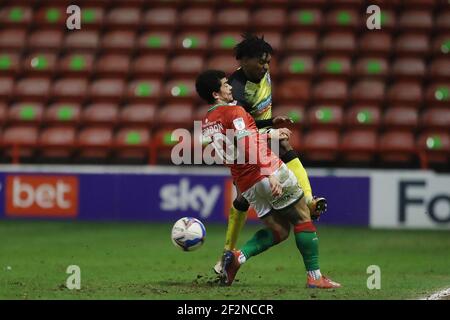 WALSALL, ENGLAND. MÄRZ 13th: Kgosi Ntlhe von Barrow und Walsall's Josh Gordon während des Sky Bet League 2-Spiels zwischen Walsall und Barrow im Banks' Stadium, Walsall am Freitag, 12th. März 2021. (Kredit: Mark Fletcher, MI News & Sport) Kredit: MI News & Sport /Alamy Live News Stockfoto