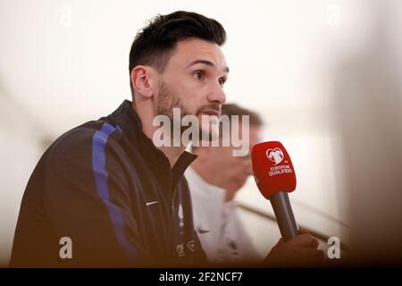 Frankreichs Torwart Hugo Lloris hält eine Rede während der Pressekonferenz des französischen Teams vor dem Qualifikationsspiel der FIFA Fußball-Weltmeisterschaft 2018 zwischen Luxemburg und Frankreich am 24. März 2017 im Josy-Barthel-Stadion in Luxemburg - Foto Benjamin Cremel / DPPI Stockfoto