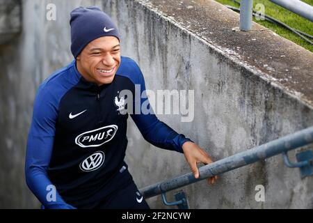 Frankreichs Stürmer Kylian Mbappe reagiert während des Trainings des französischen Teams vor dem Qualifikationsspiel der FIFA Fußball-Weltmeisterschaft 2018 zwischen Luxemburg und Frankreich am 24. März 2017 im Stadion Josy Barthel in Luxemburg - Foto Benjamin Cremel / DPPI Stockfoto