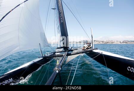 SEGELN - America's Cup - an Bord des AC 45 Energy Teams in Vorbereitung auf den Start der America's Cup World Series in Cascais Portugal - 29/07/2011 - FOTO : CHRISTOPHE LAUNAY / DPPI - SKIPPER LOICK PEYRON (FRA) Stockfoto