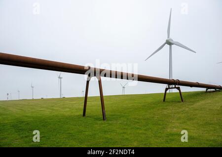 Deutschland, Niedersachsen, Ostfriesland, Dollart alte Rohre (Spülrohre) am Ufer / Deich. Stockfoto