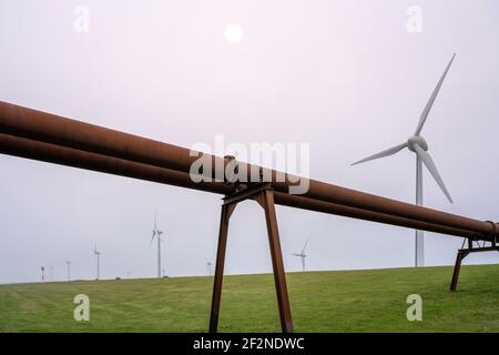 Deutschland, Niedersachsen, Ostfriesland, Dollart alte Rohre (Spülrohre) am Ufer / Deich. [M] Stockfoto